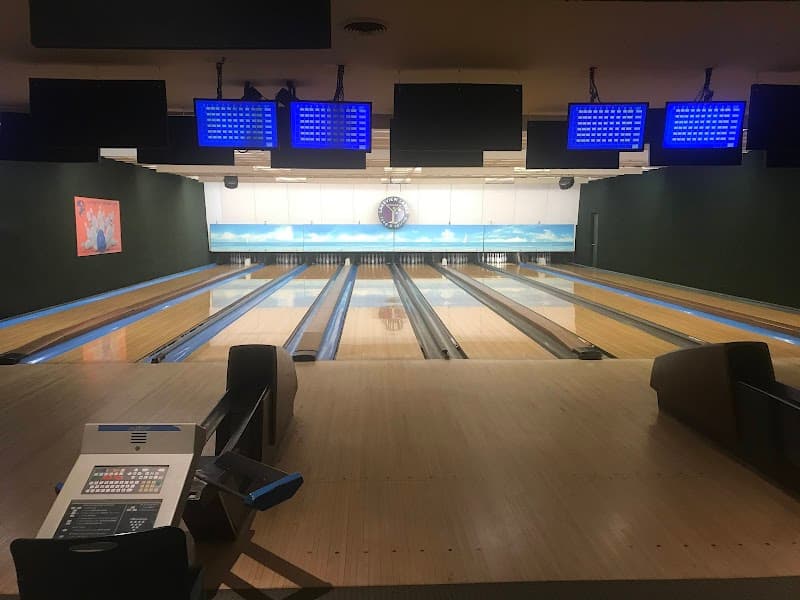 Interior view of Alley's Pizza at Lakeview Lanes bowling alley