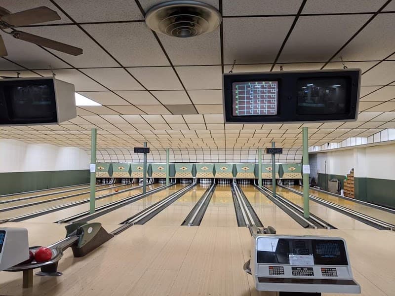 Interior view of ICC Bowlatorium and Gymnasium bowling alley