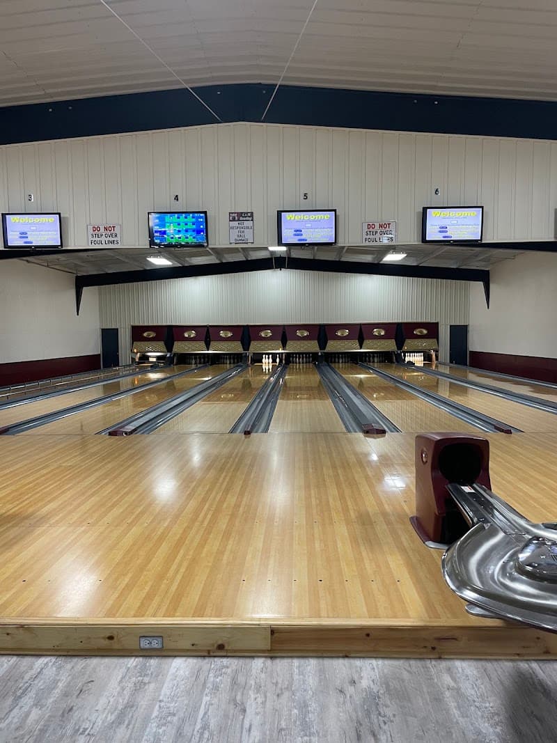 Interior view of L & M Bowling bowling alley