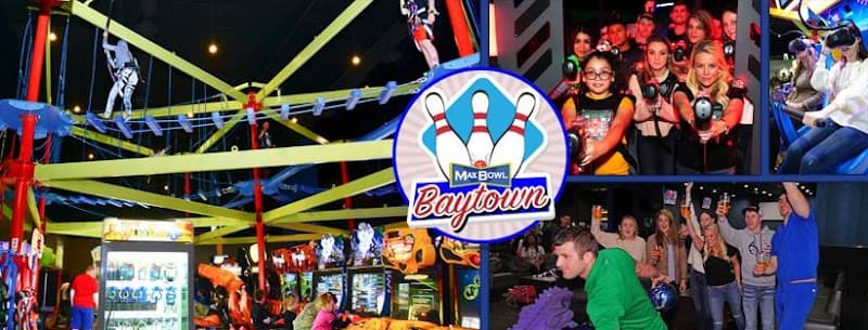 Interior view of Max Bowl - Baytown bowling alley