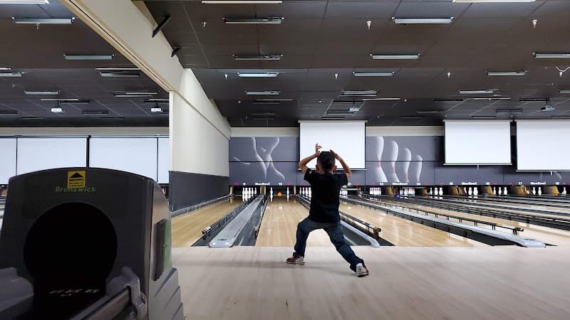 Interior view of Max Bowl - Humble bowling alley