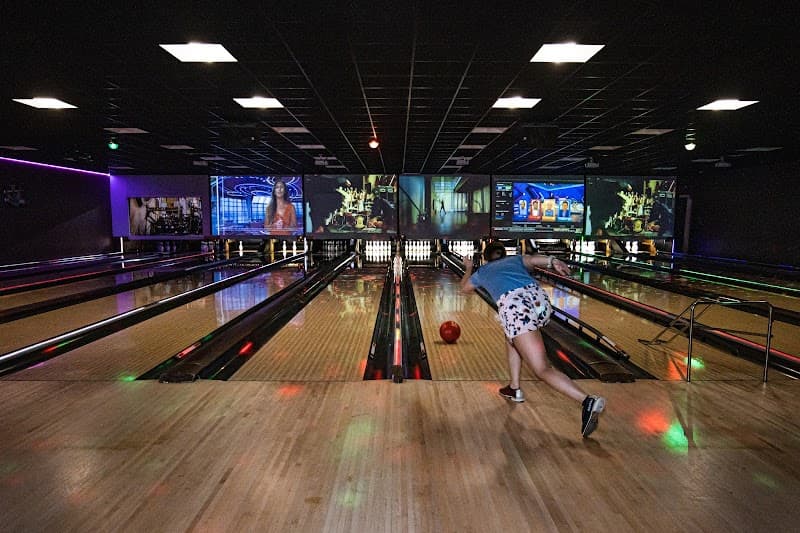 Interior view of Pinheads - New River Gorge bowling alley