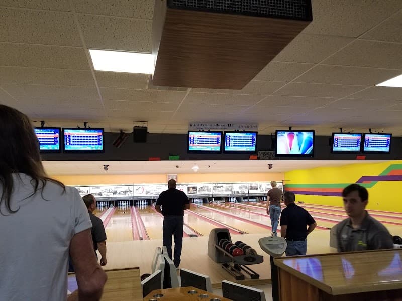 Interior view of Poplar Junction Lanes & Lounge bowling alley