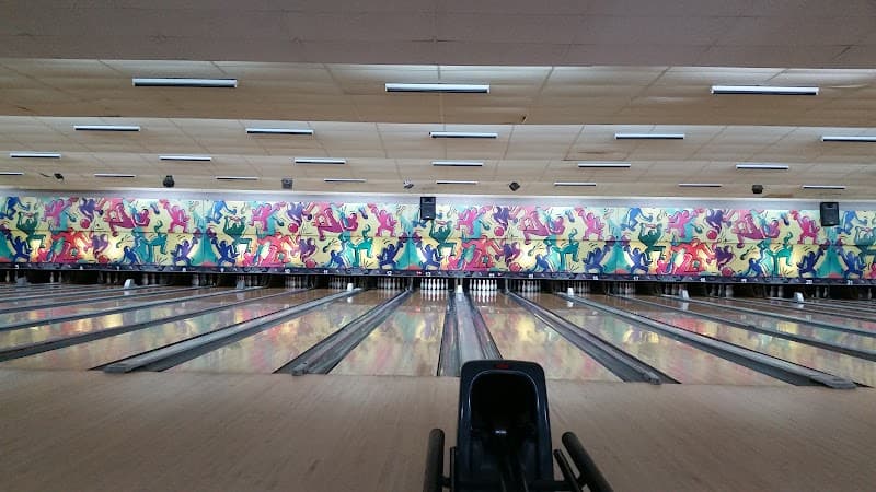 Interior view of Royal Z Lanes-Spring Valley bowling alley