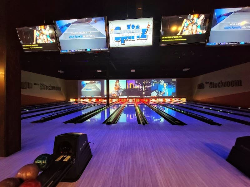 Interior view of Splitz Of Orange Park bowling alley
