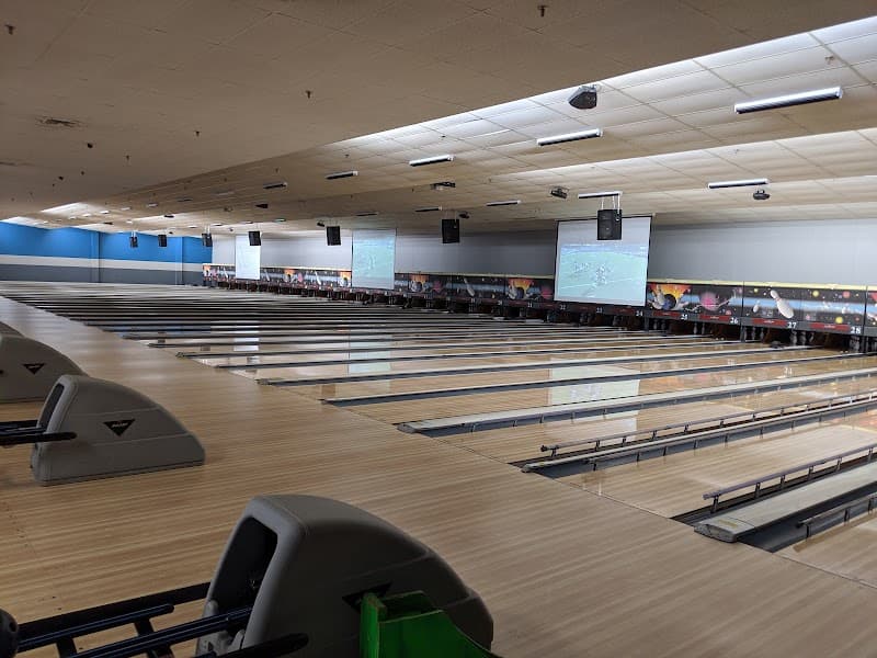 Interior view of Thunderbird Lanes - Warminster bowling alley